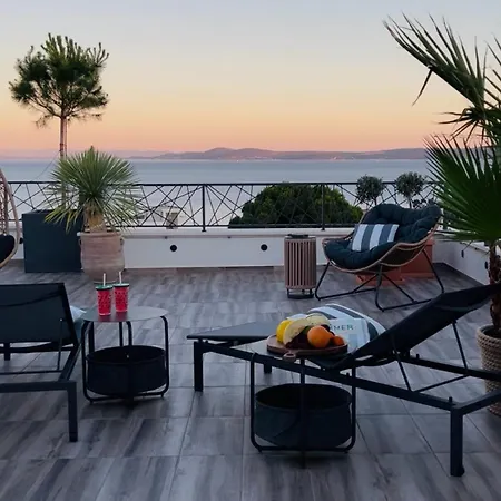Azure Pine Private Rooftop Terrace & Jacuzzi شقة