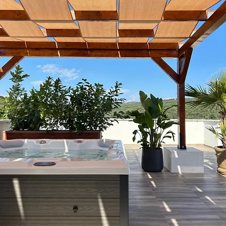 Azure Pine Residence Private Heated Pool & Rooftop Jacuzzi *