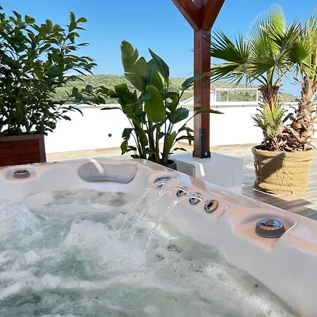 Azure Pine Private Rooftop Terrace & Jacuzzi * تروغير