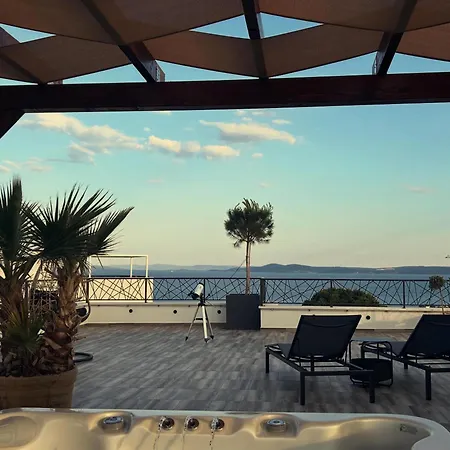 Azure Pine Private Rooftop Terrace & Jacuzzi Appartamento *
