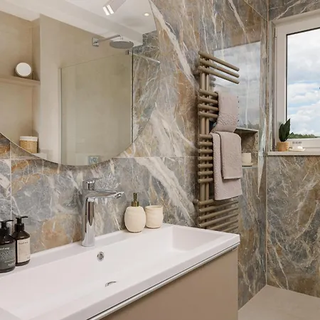 Azure Pine Private Rooftop Terrace & Jacuzzi شقة *