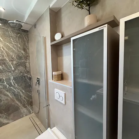 Azure Pine Private Rooftop Terrace & Jacuzzi شقة