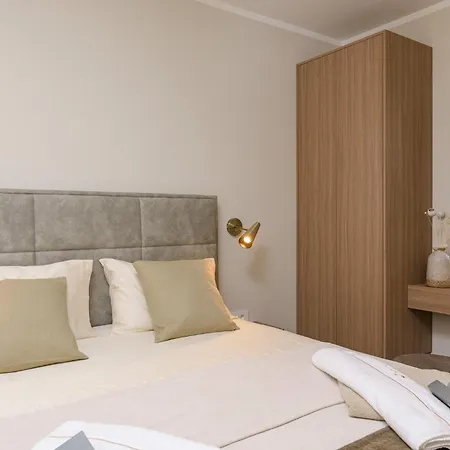 Azure Pine Residence Private Heated Pool & Rooftop Jacuzzi *