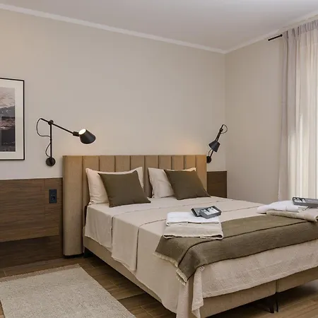 Azure Pine Private Rooftop Terrace & Jacuzzi Appartamento