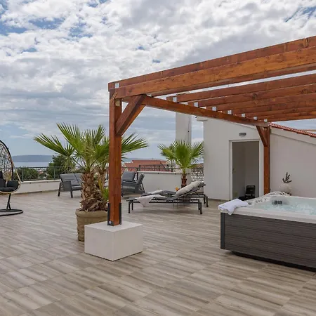 Azure Pine Private Rooftop Terrace & Jacuzzi Traù