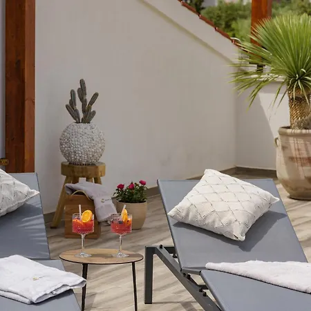 Azure Pine Private Rooftop Terrace & Jacuzzi شقة