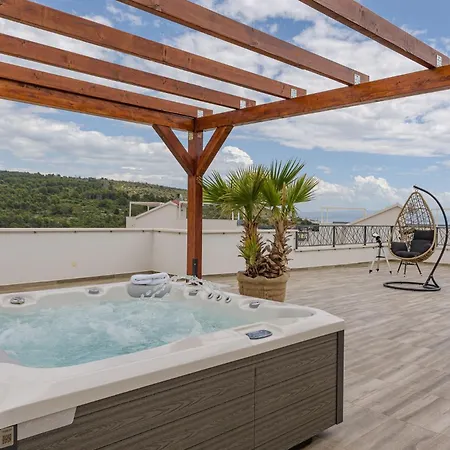 Azure Pine Residence Private Heated Pool & Rooftop Jacuzzi