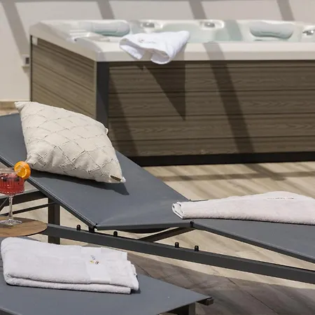 Azure Pine Residence Private Heated Pool & Rooftop Jacuzzi