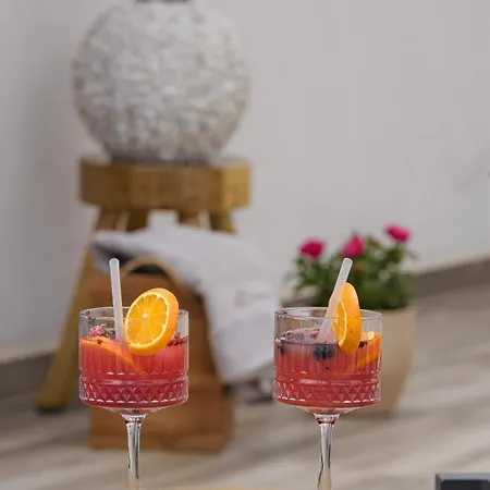 Azure Pine Private Rooftop Terrace & Jacuzzi شقة